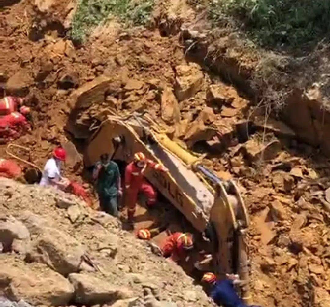 2021年8月5日,湖南湘西一工程队在对高速公路排水管道进行基础和边坡