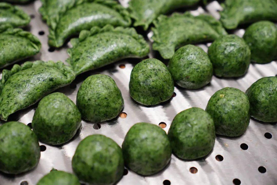 今年第一波土味艾草青团我们包了艘船去富春江心采野生艾草手工制作