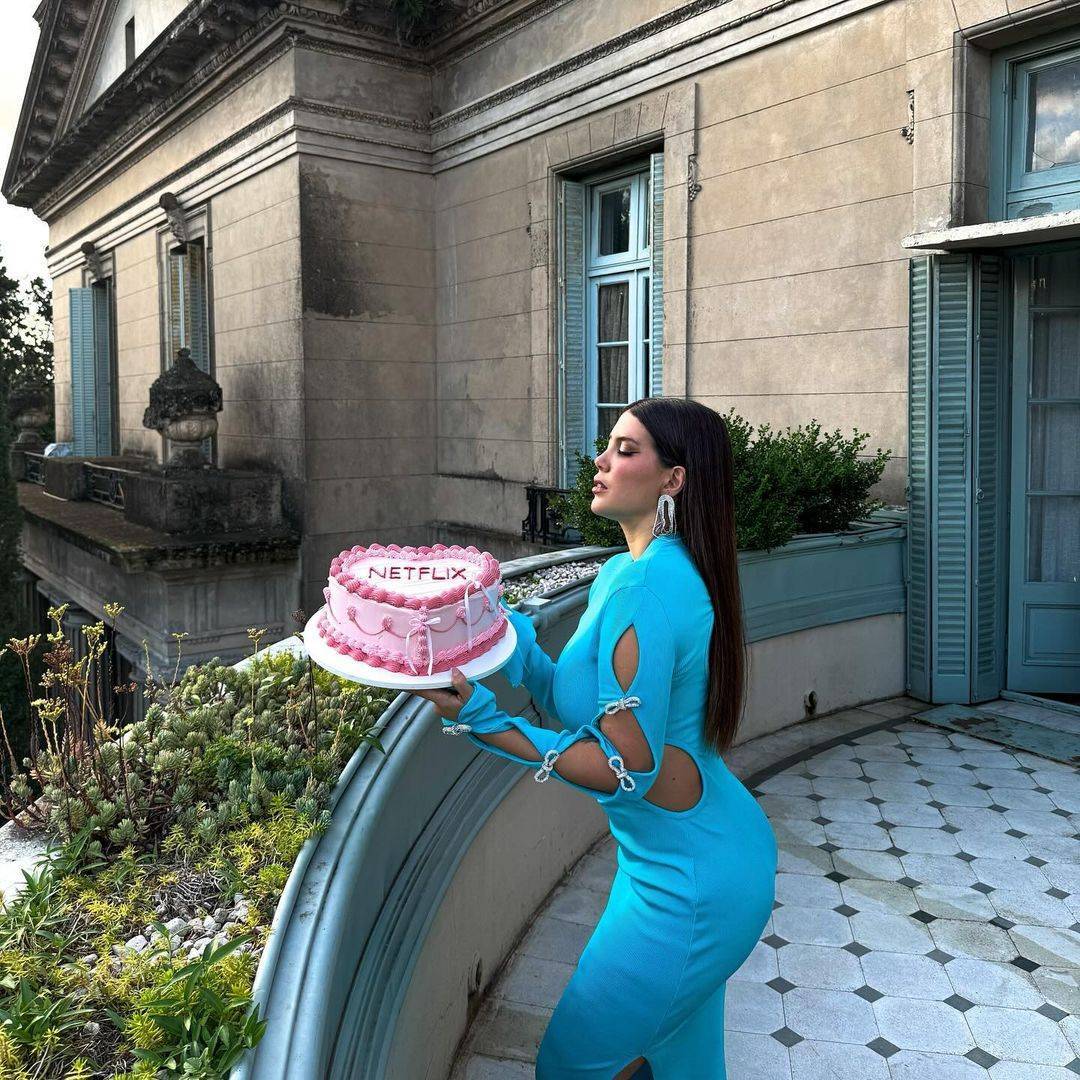 风情万种1569旺达身着蓝色连衣裙,大秀完美曲线~_ins_netflix