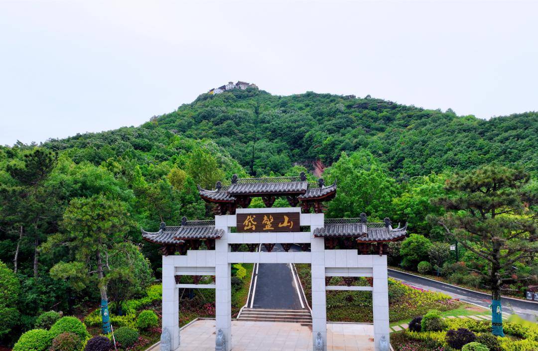 地处庐江,枞阳,桐城三县交界处的岱鳌山,群山连绵,风和景明,山的主体