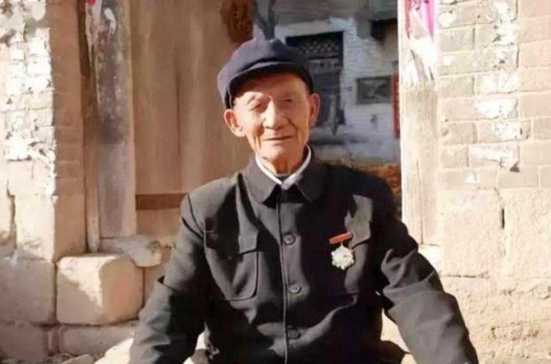 冯自根出生于1918年1月,四川省旺苍县人.