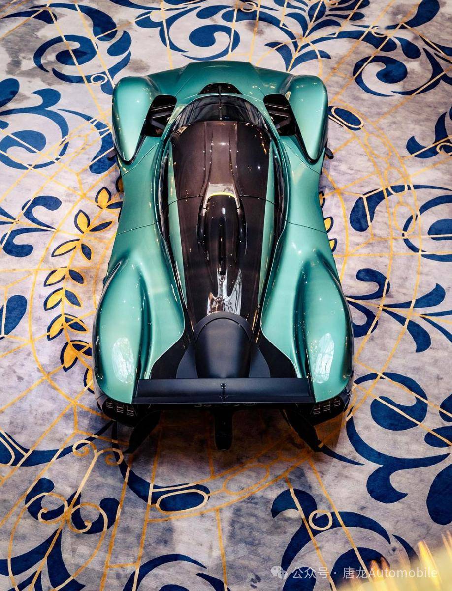 【英伦超级跑车机械之美用艺术表达】aston martin valkyrie在俯视的