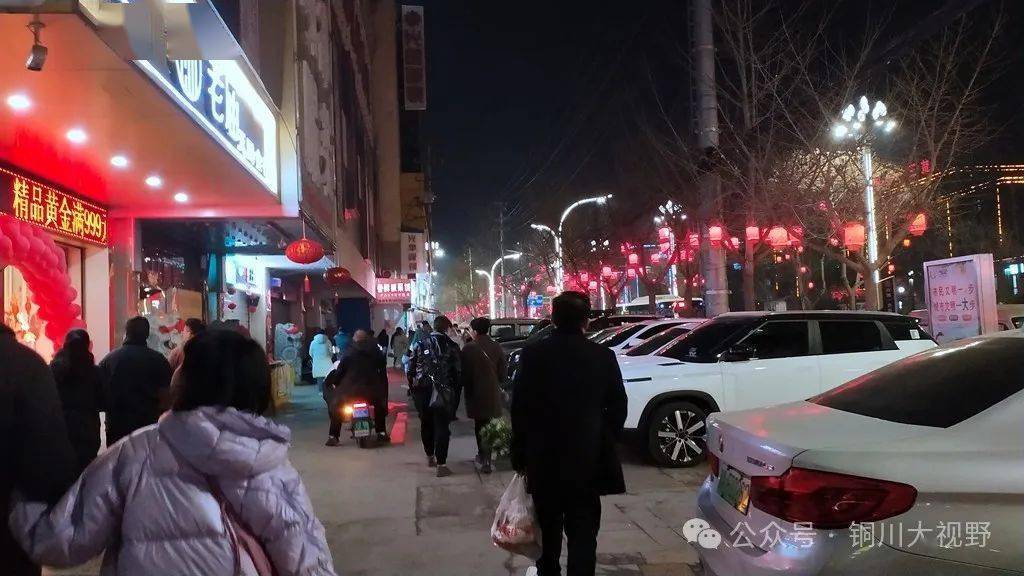 王益街道夜景正大商场路段王益街道夜景星光百货路段王益区人民公园