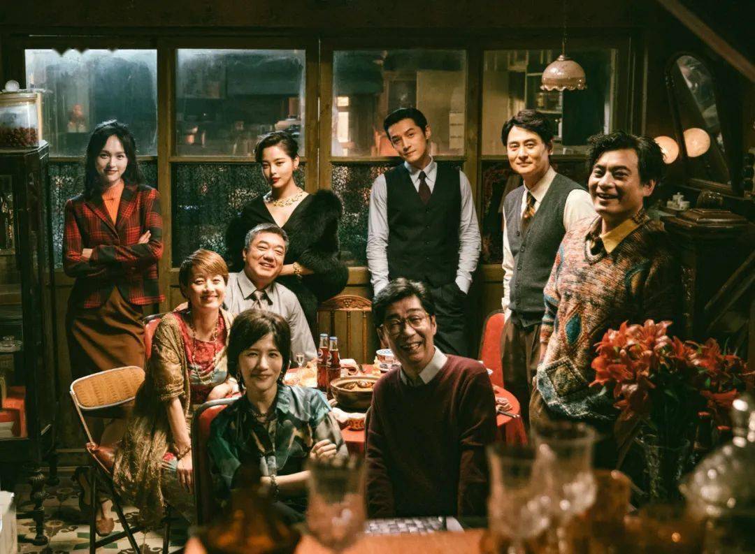 电视剧《繁花》主要角色大合影著名电影美学家钟惦棐曾说:"电影音乐是