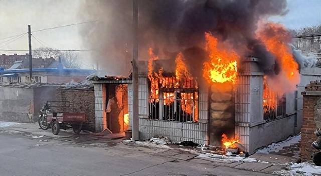 辽宁锦州一民房起火_救援_人员_进行