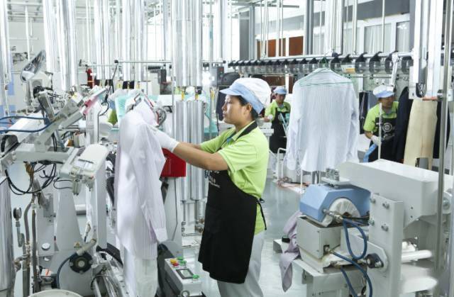 除运用缝纫工艺中的收省和打褶以外,熨烫加工对服装立体造型的塑造