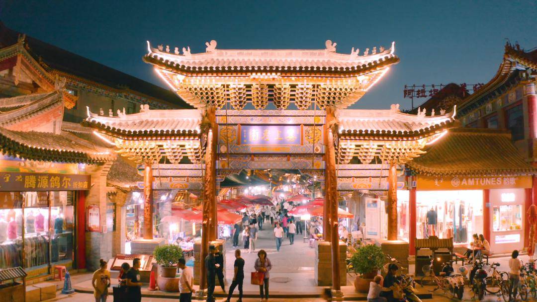 大召位于呼和浩特玉泉区南部,兴建于明万历年间,门前西侧有一条横街
