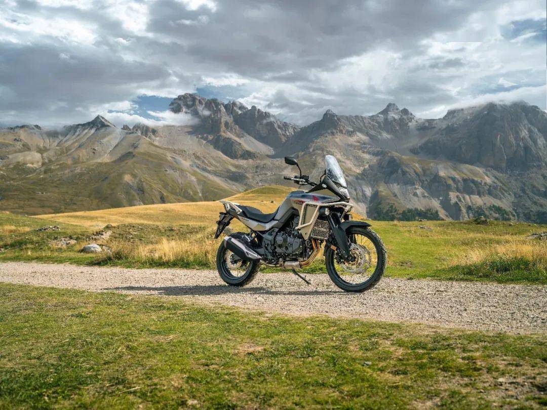 xl700v相比少了v字母,这是因为早先的 transalp搭载的是v型双缸发动机