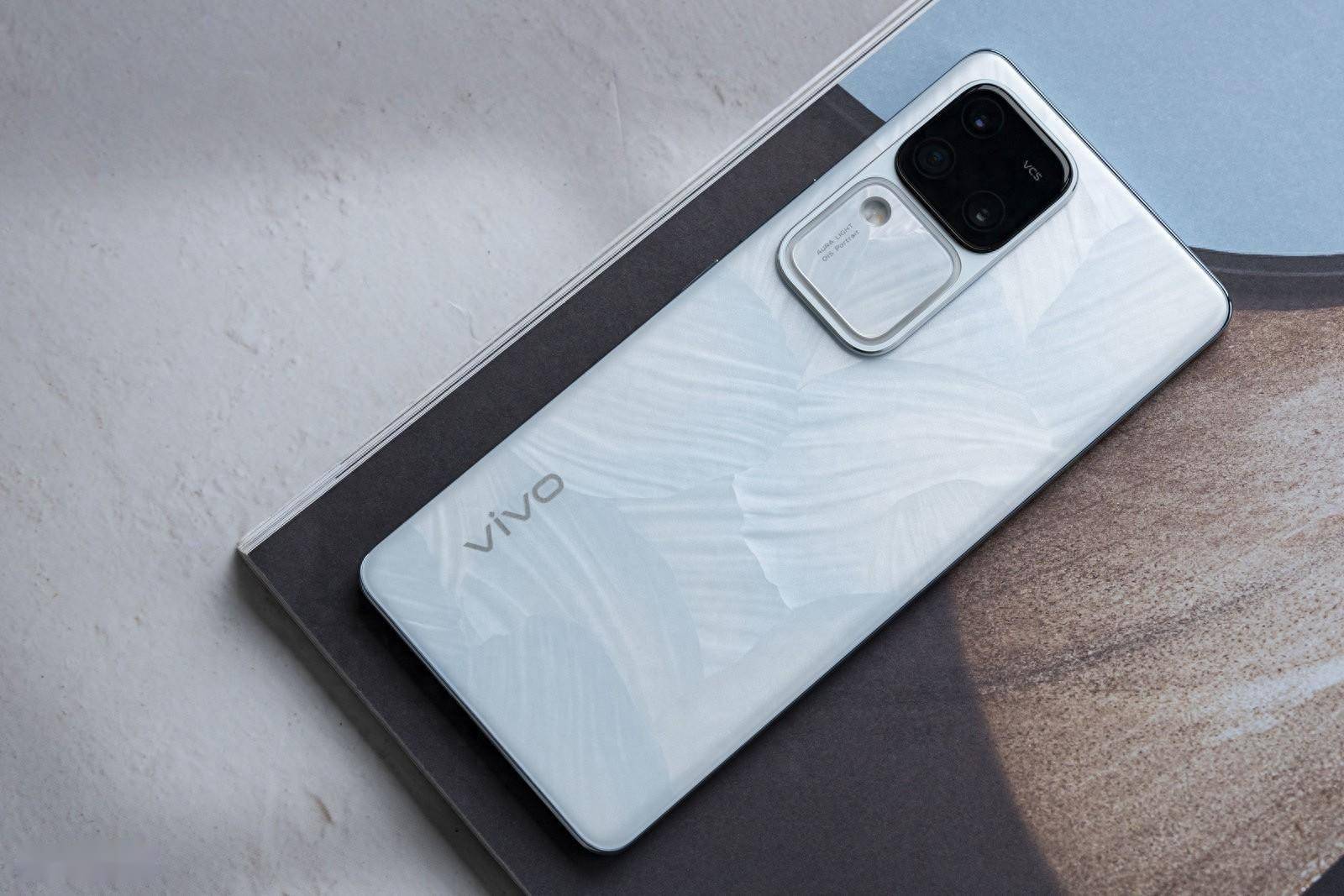 影像配置上,vivo s18 pro 的主摄和超广角都升级到了旗舰 x100 系列