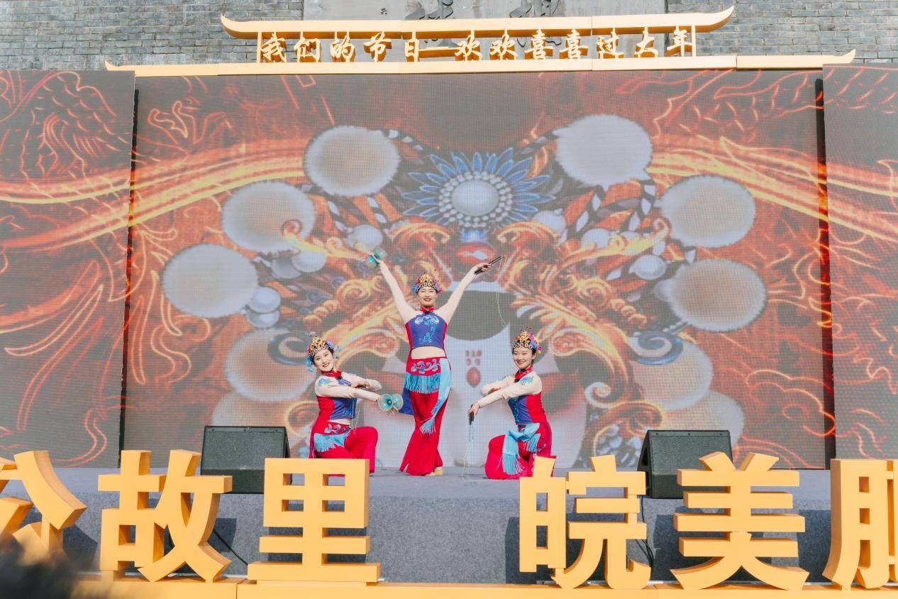 当天下午,在文艺演出中,歌舞,新编庐剧,肥东民歌,抖空竹,安徽大鼓等一