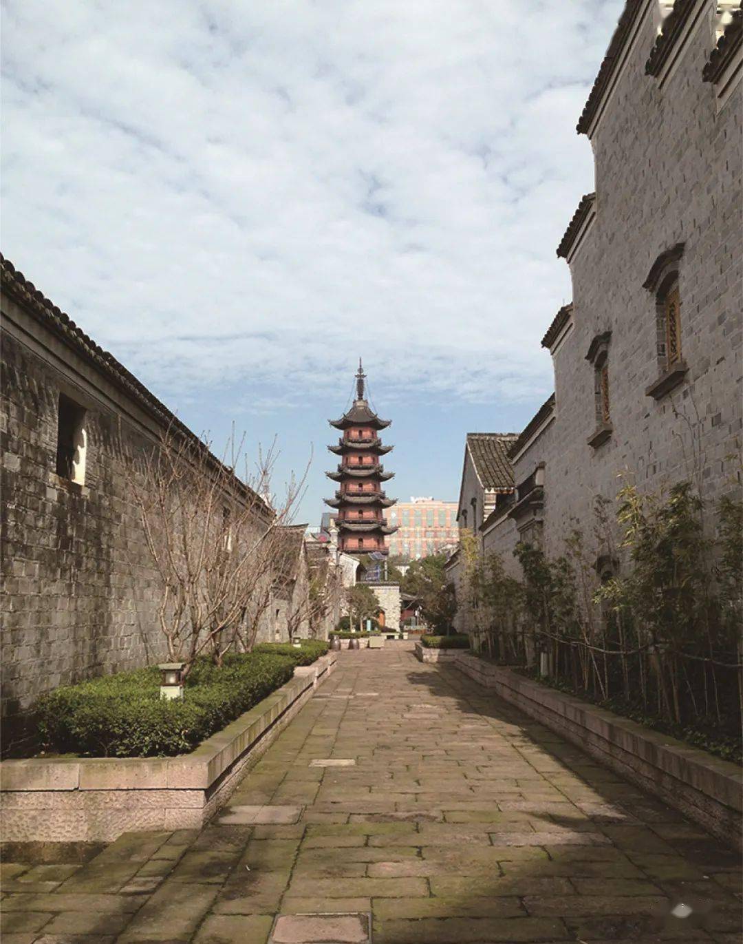 郡庙天封塔历史文化街区是以郡庙和天封塔为标志的传统街区历史上是