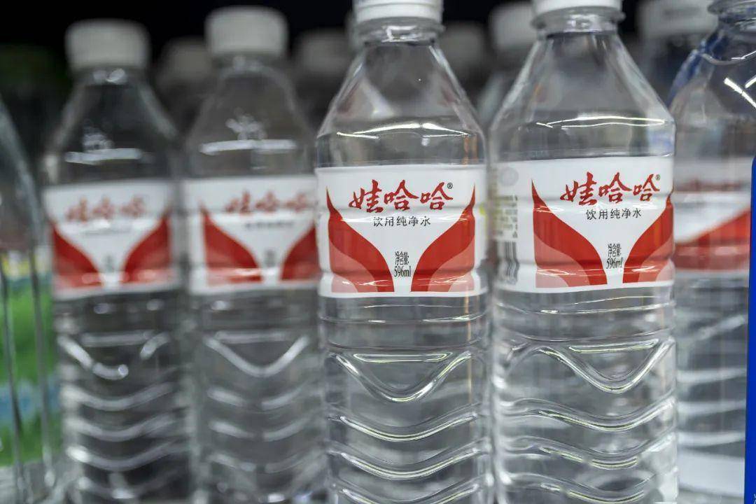纯净水推出当年,娃哈哈在瓶装水市场的份额就上升到了第一