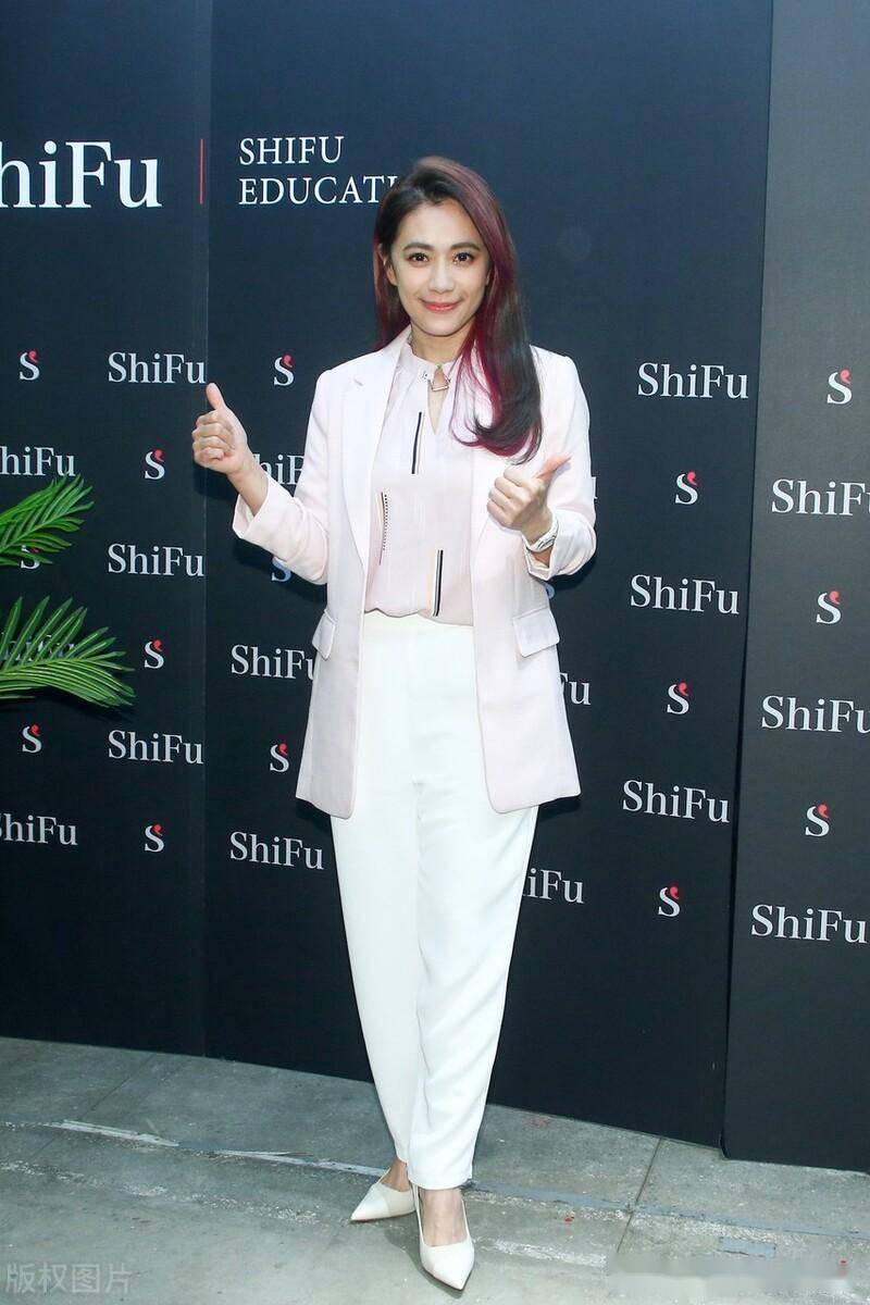 柯以柔身穿粉色西服亮相线上课程记者会