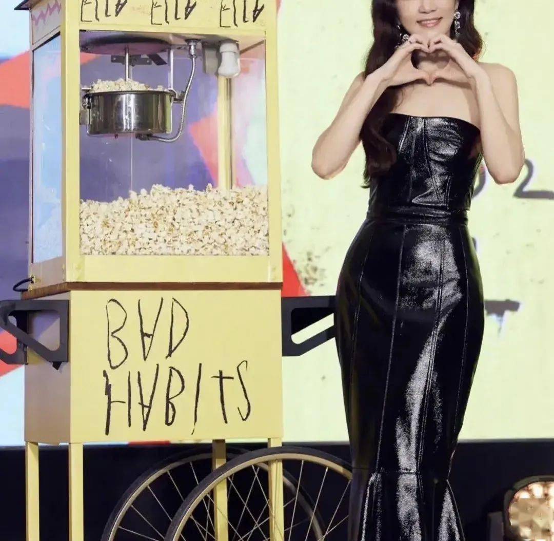 ella陈嘉桦在家做luo体运动意外遭7岁儿子看到不满劝说