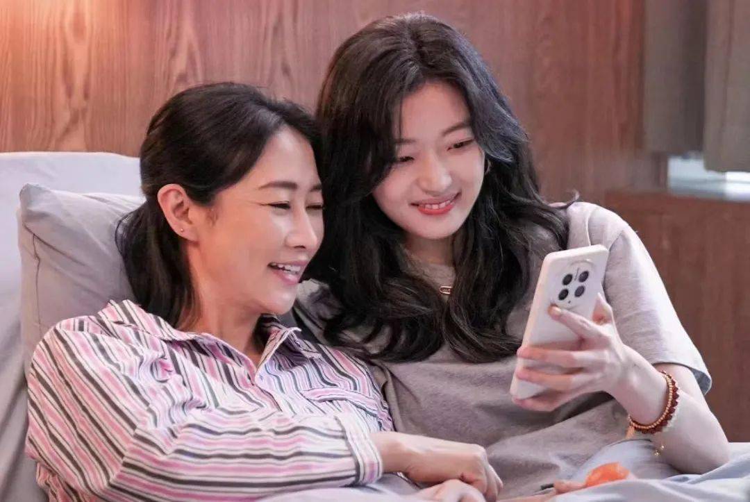 演孟菀青被夸上热搜,梁静生活中也是"梦中情妈"_女儿_孩子_妈妈