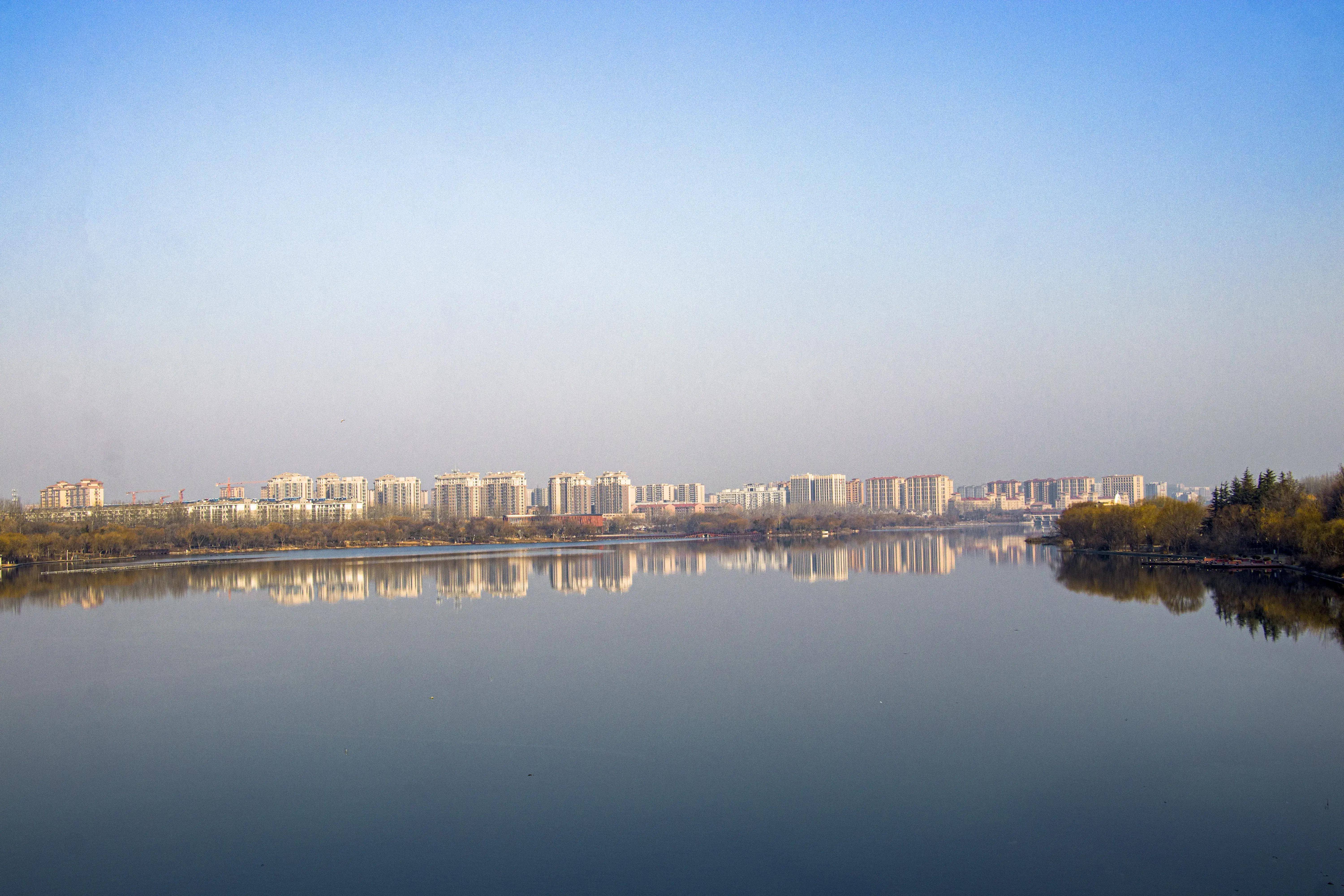 七幅鸢都湖景色