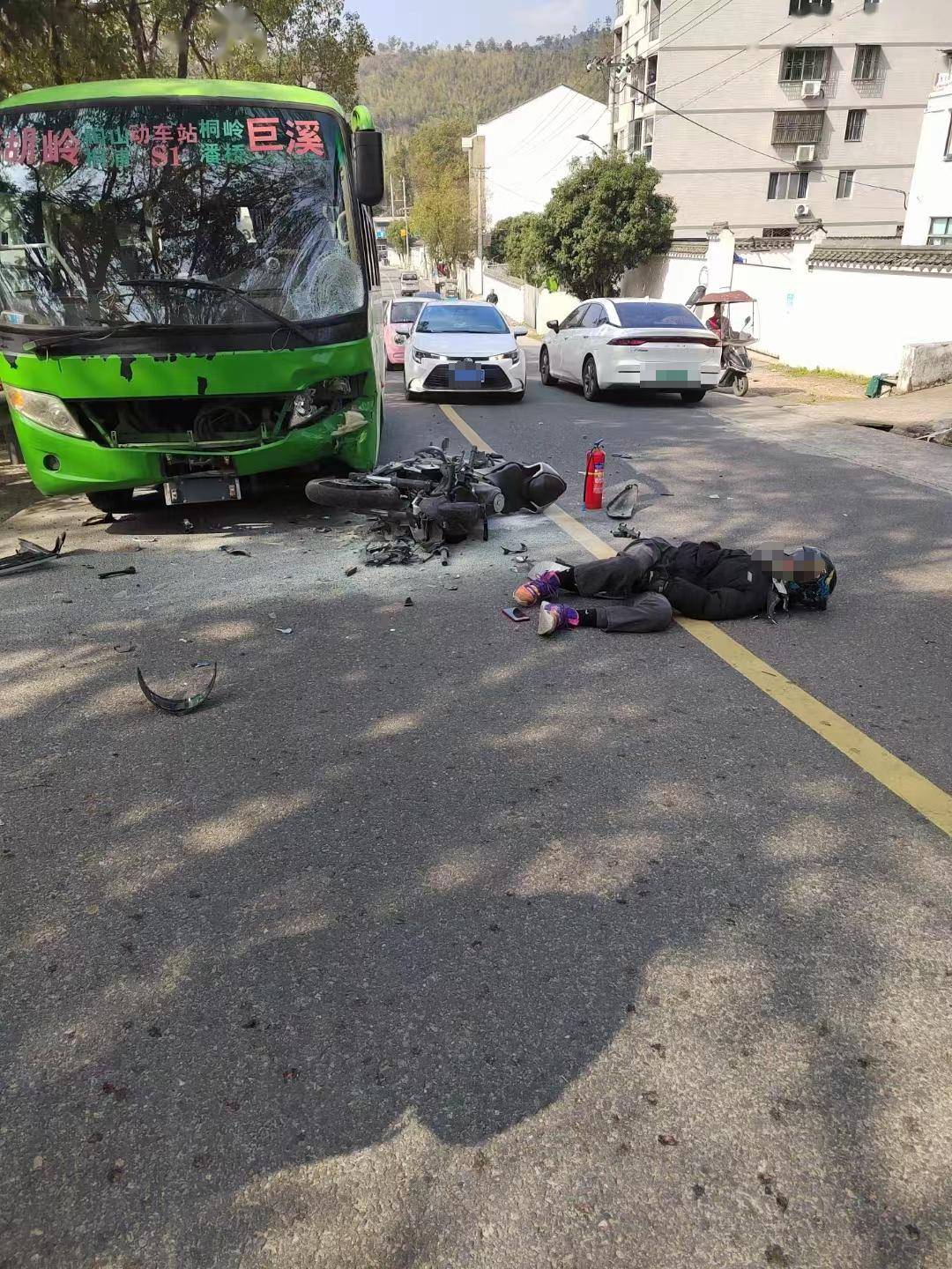 温州一地车祸,画面令人揪心_瑞安瑞_碰撞_网友