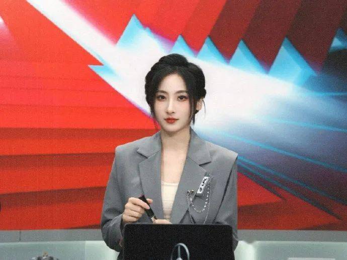 【lpl美女解说】鼓鼓高马尾,嘟嘟嘴尽显可爱俏皮_事情