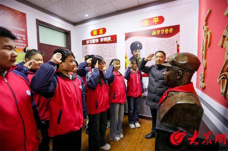 3月4日,在滕州市级索镇中学雷锋展馆,老师为学生们讲解雷锋生前的革命