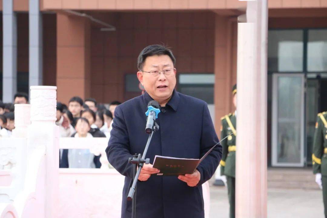 学校党委委员,副校长康荣光作《自我规划·成就未来》的国旗下讲话.