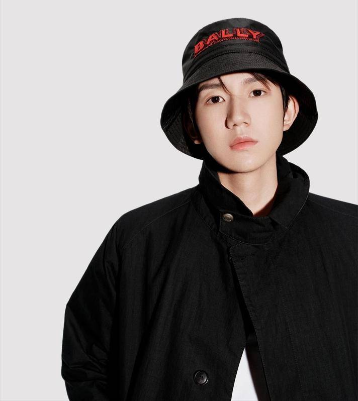 王源现场观看凯尔特人狂胜勇士的比赛_男子_高清_图片