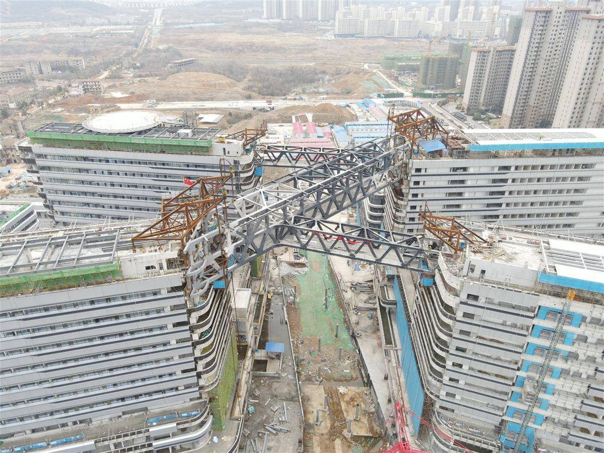 国内首个！光谷人民医院双层三通道四塔斜交空中连廊整体提升合拢_结构_施工_项目