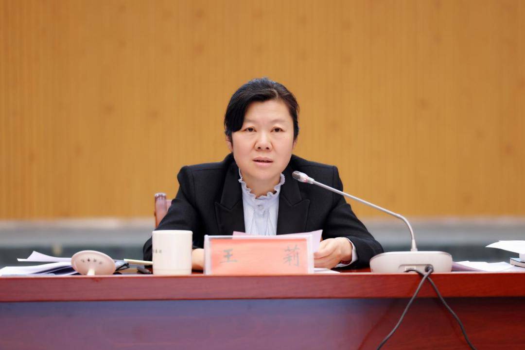 王莉讲话茅台集团党委副书记,总经理王莉出席会议并讲话.