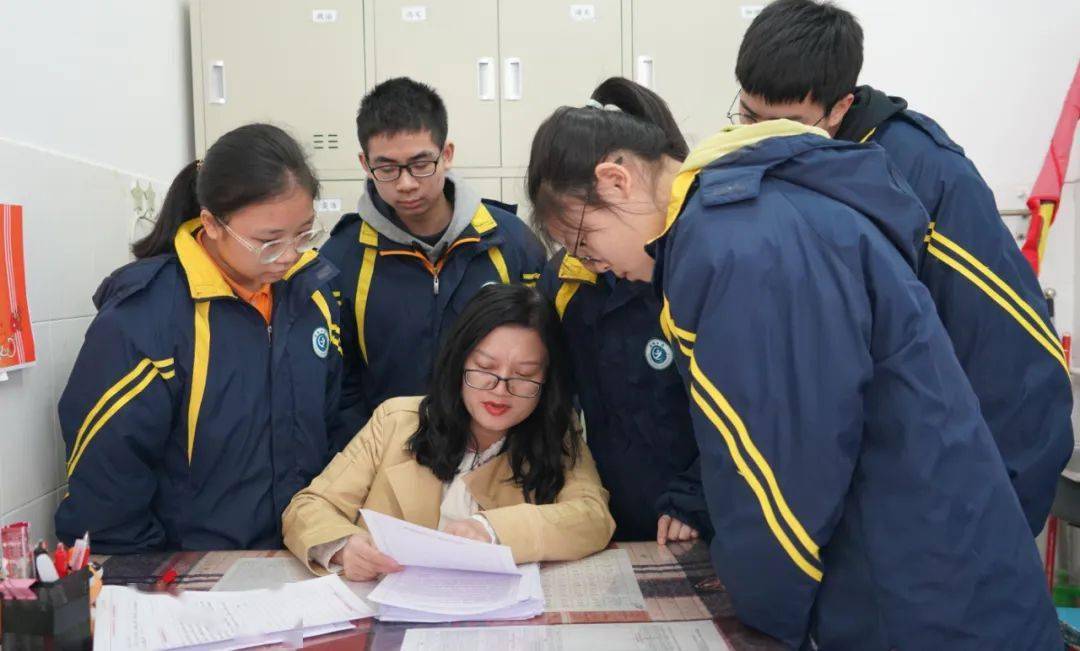 不忘教育初心彰显巾帼风采我县恭城中学校长莫艳荣获广西三八红旗手