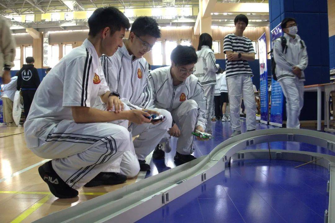 铸就中国"芯",徐汇这所学校入选全国中小学人工智能教育基地!