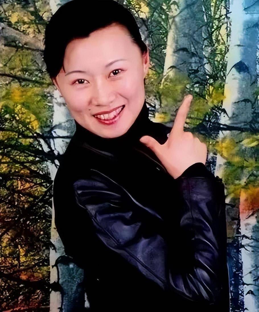 现实中的她不止漂亮明艳,还身兼数职,是小品,二人转,电影,电视剧演员