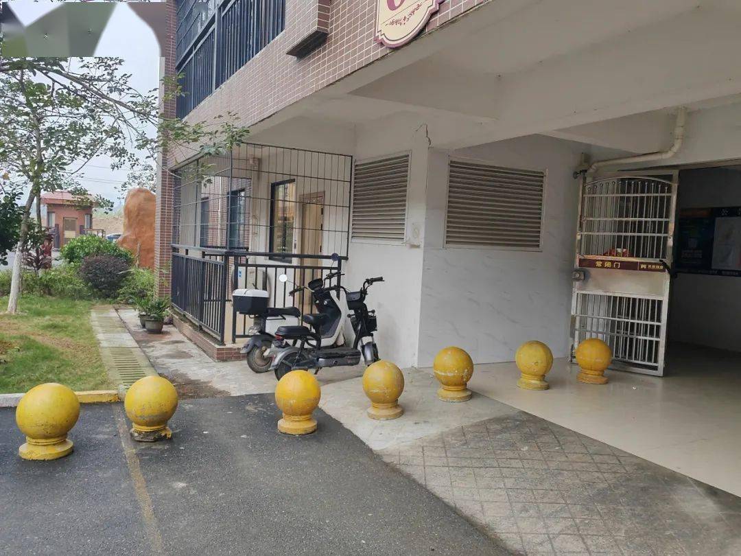 安全出口停放电动自行车架空层疏散通道停放电动自行车地下一层防火门