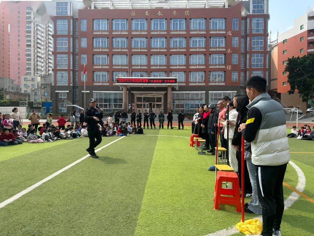 成功中心小学值班保安立即作出反应,按响防暴警铃,接着保安及护校队