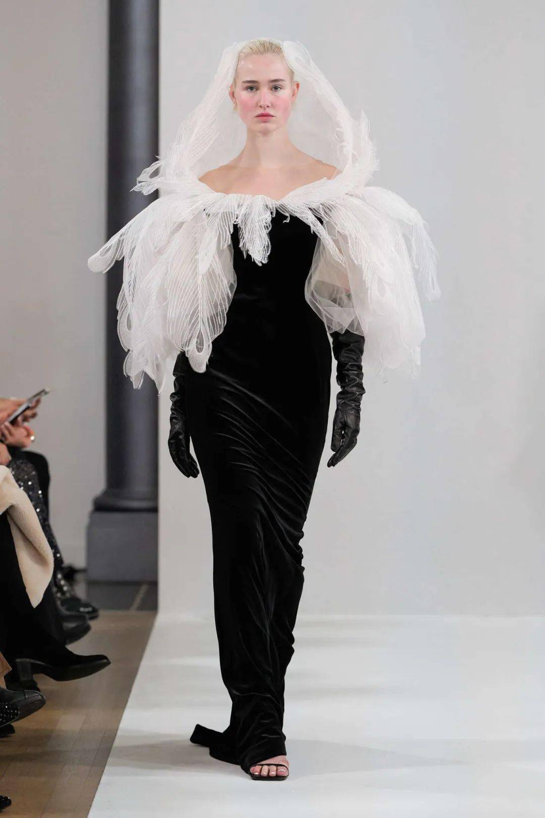 因"战争制裁"的俄罗斯品牌yanina couture重返巴黎高定周,"凤凰"主题