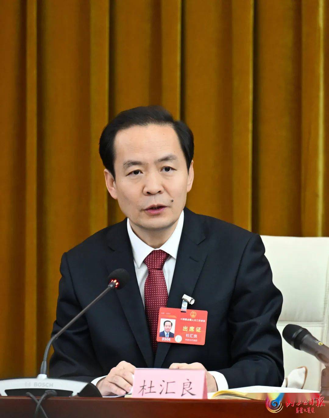 杜汇良代表参加内蒙古代表团团组活动并答记者问