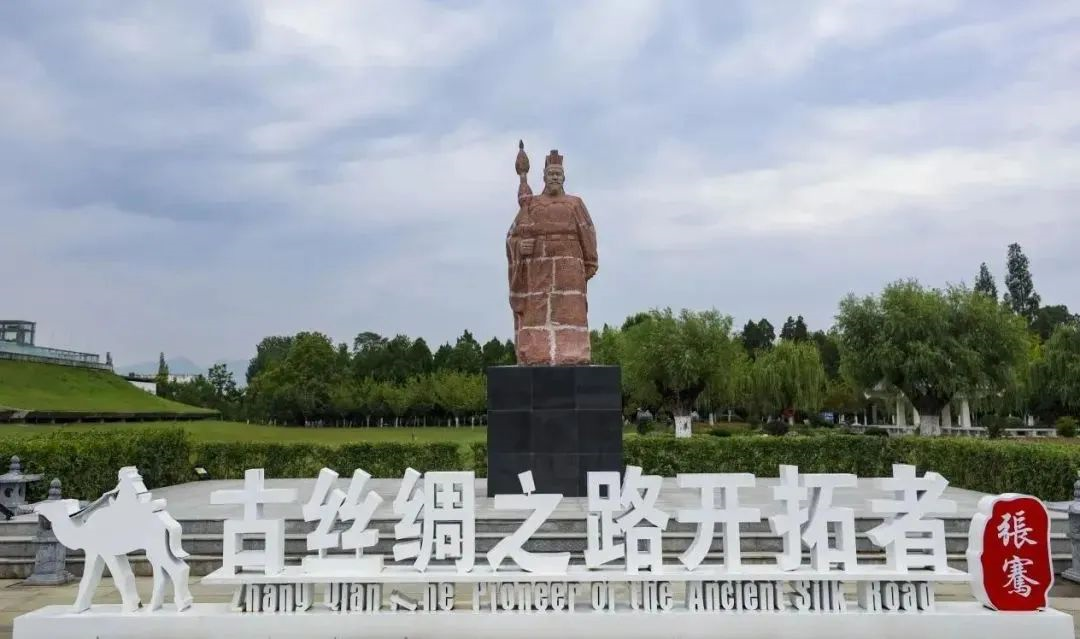 统万城景区3月7日至10日对所有女性实行免景区门票,随行男士享半价