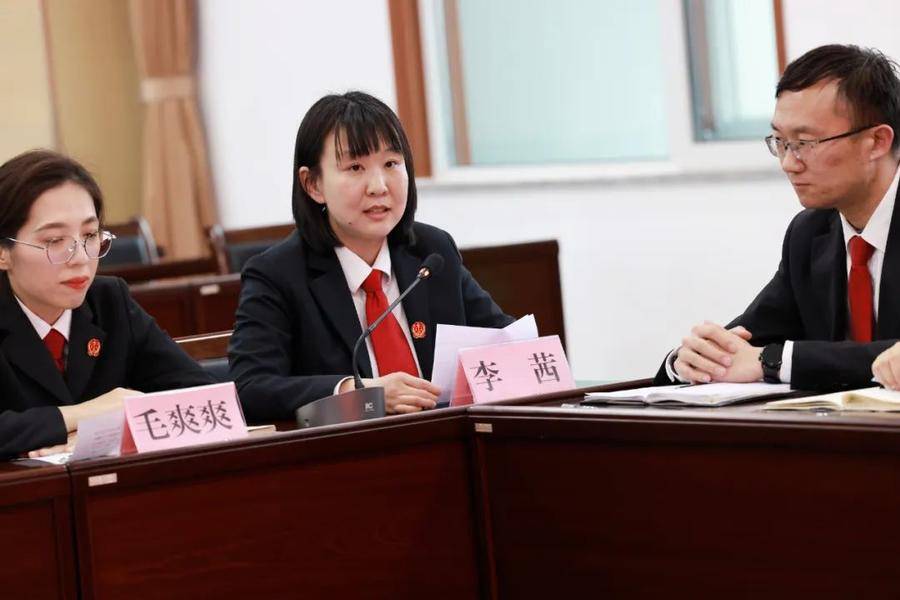 曹雪瑞和李茜代表司法警察和法官助理分享体会"有颜值更有担当""懂