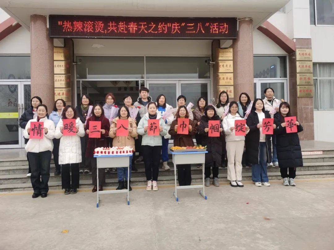镜头捕捉到了校园里的女神