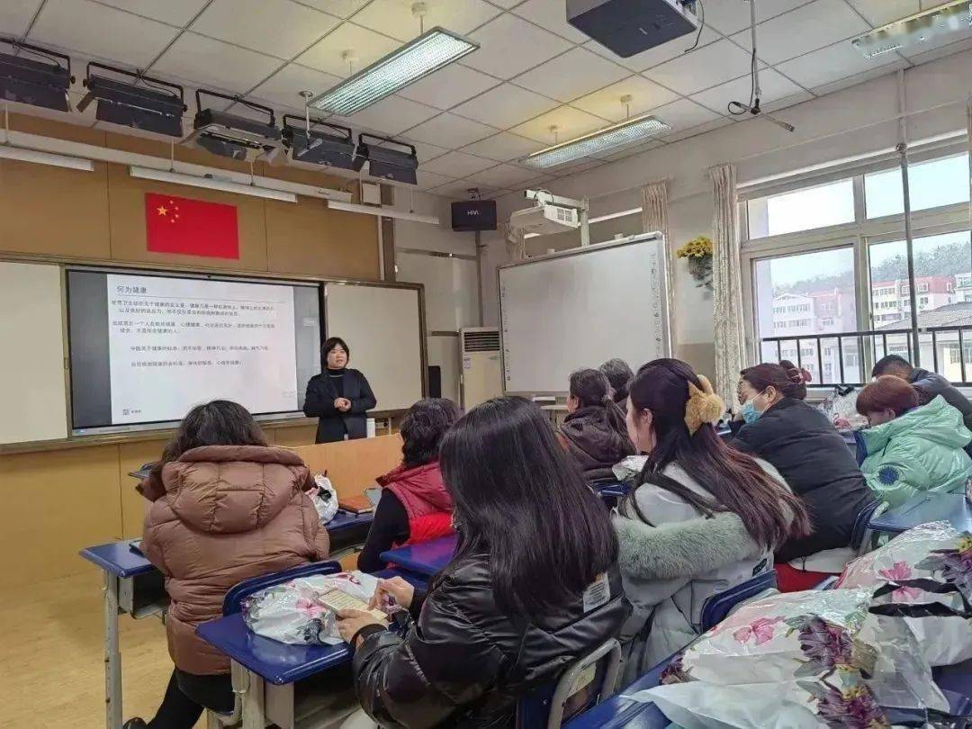 青岛文登路小学青岛文登路小学开展 "向美而生 向光而行"定格青春倩影