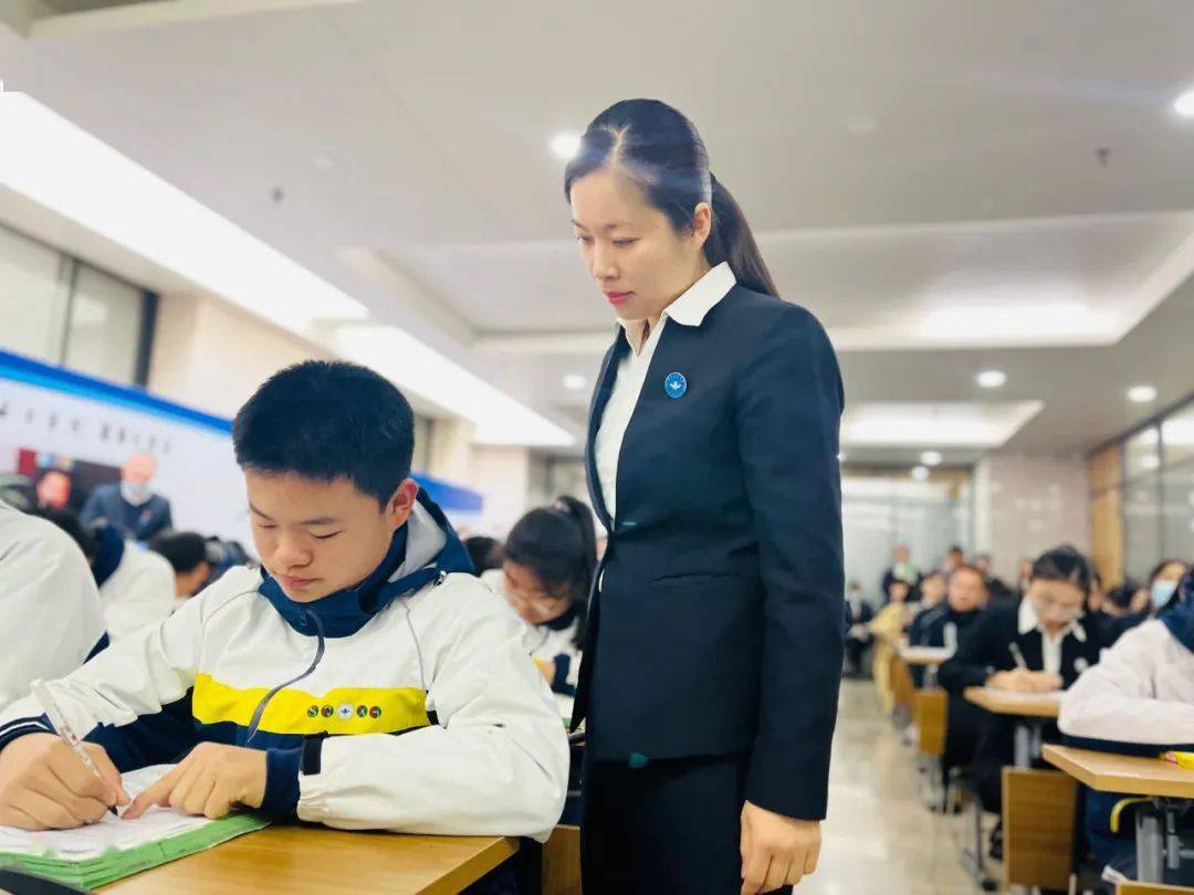 最美她力量巾帼绽芳华三八妇女节致敬兴华学校全体女教职工