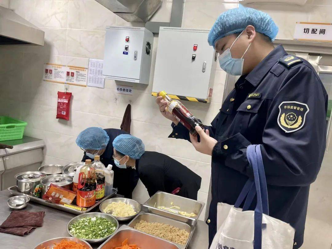 "统一行动周"活动期间,累计出动执法人员2087人次,检查学校食堂890家