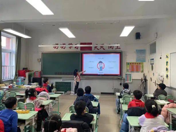护航童年不毒行丰台三小禁毒开学第一课主题队课活动