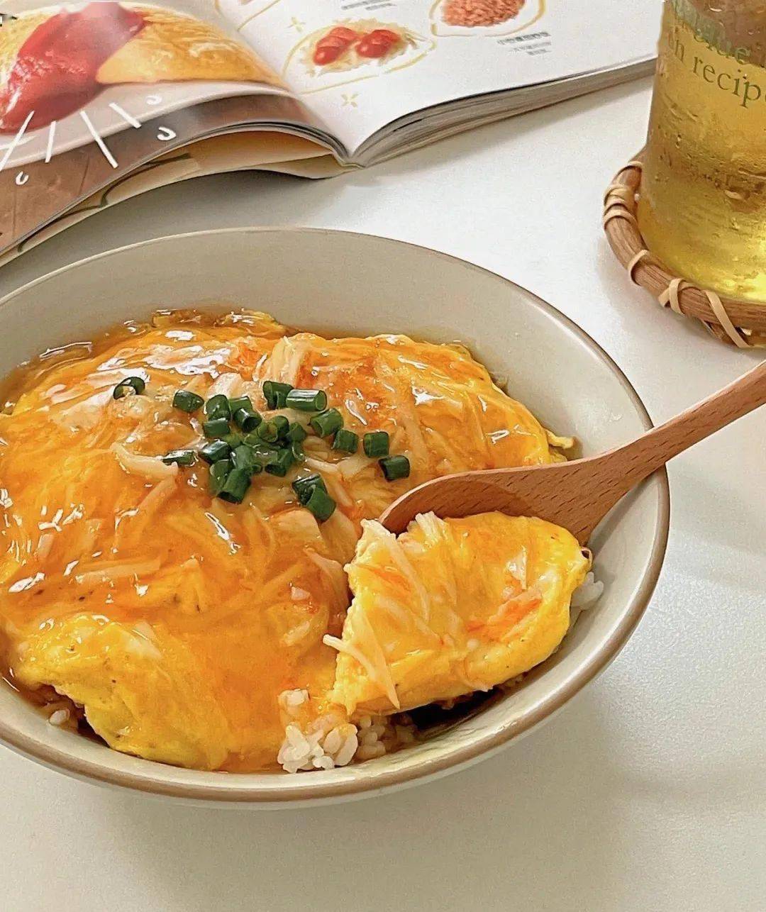 不像市面上的蟹柳都是淀粉,鱼肉也选用的是价格低廉的杂鱼为主,本品