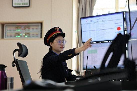 魏芸是中国铁路济南局集团有限公司淄博车务段湖田站的一名车站值班员