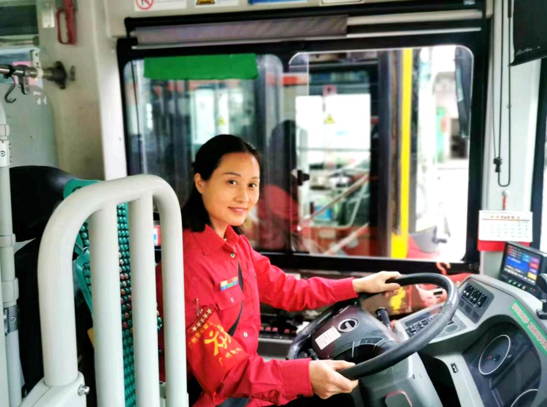 在广州开公交20年的她,三八节是这样过的……_陈敏_乘客_车辆