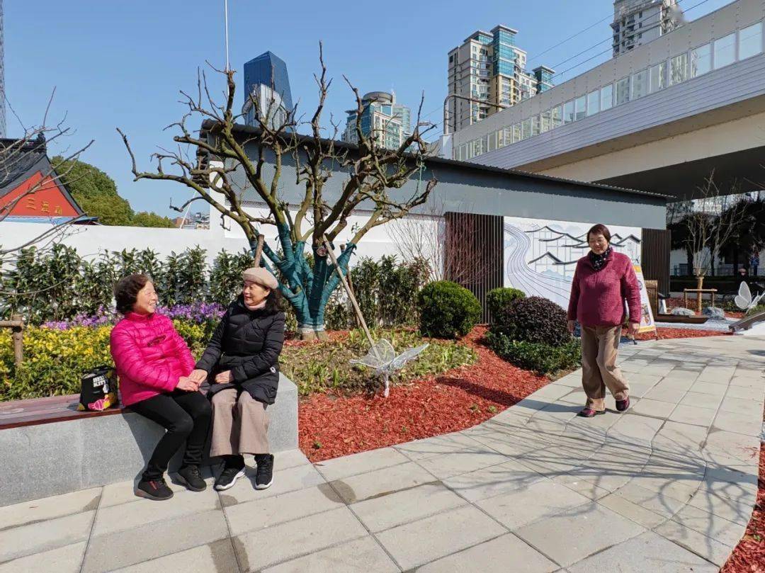 位于我们小区后门,对我们来说就像小区延伸出的一片景色优美的后花园