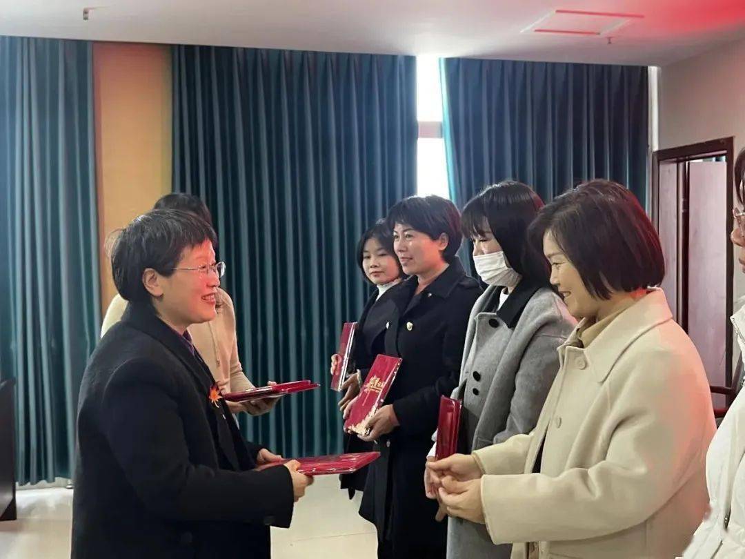 会上,先进女职工代表彭雪杰,陈歌两位不同行业的同