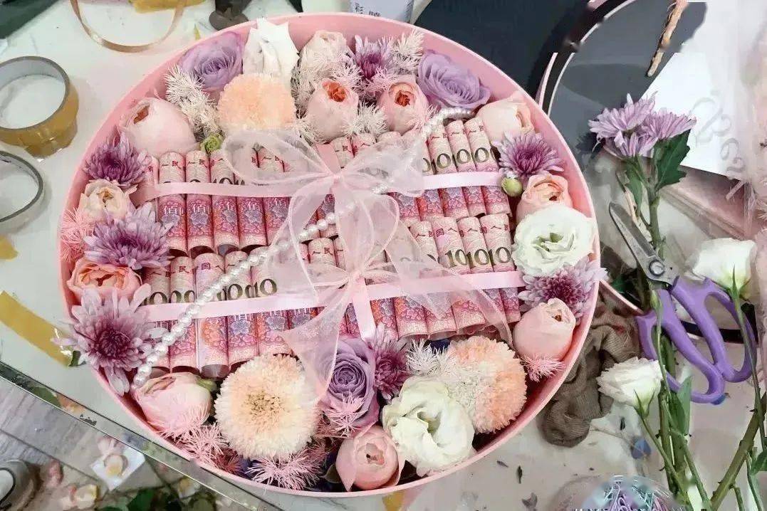 预订"鲜花 现金"礼盒"神秘顾客"花豪金花店老板接到"大订单"