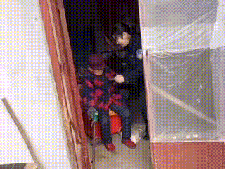 老人为表感谢硬核挽留户籍警吃饭被朱婉华婉拒网友:户籍民警的服务太