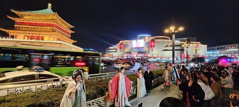 他通过新媒体账号"60后的土裁缝"直播近30场,传播中国传统服饰文化