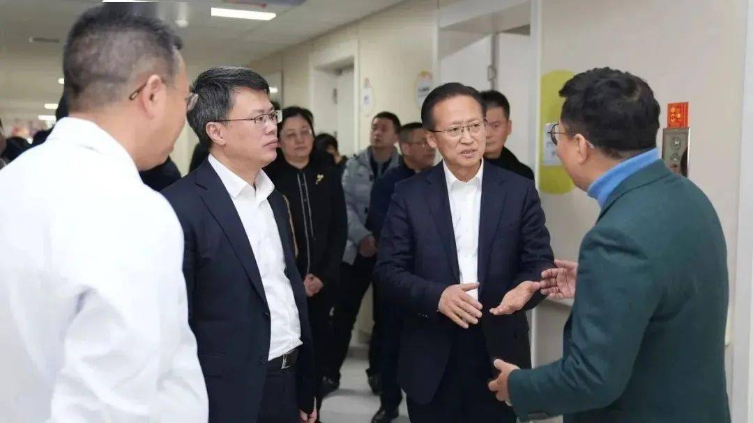 省卫生健康委党组书记主任徐斌在成都市眉山市和乐山市实地调研